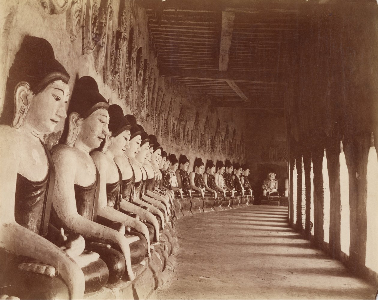 A negyvenkilenc Gautamas a Sagaing templomban alkotó: Felice Beato