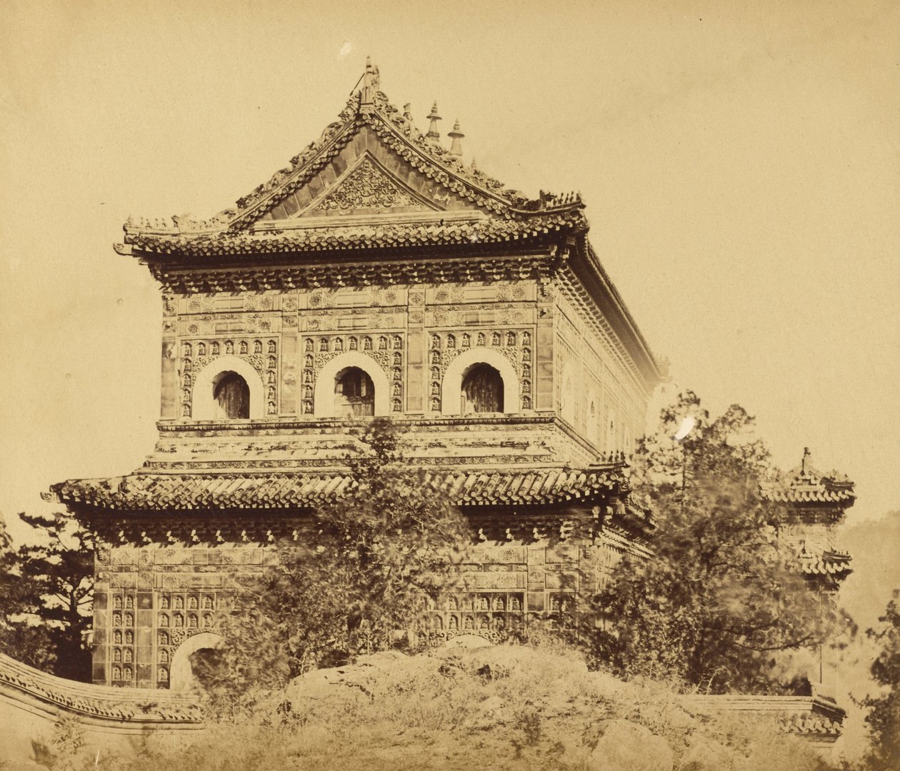 A Nagy Császári Porcelánpalota (Yuan Ming Yuan), Peking, 1860. október alkotó: Felice Beato