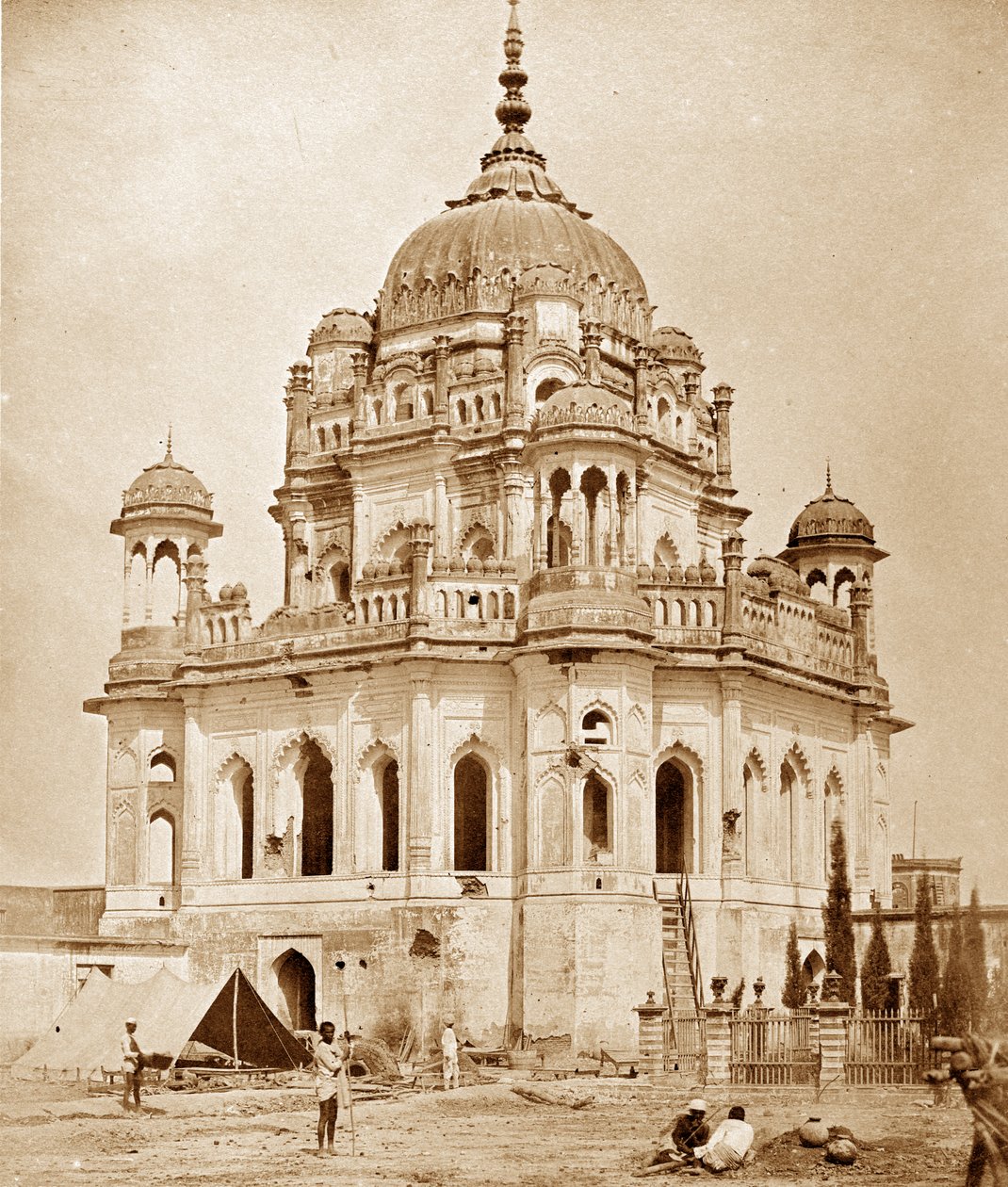 Sadaat Ally feleségének tornya a Kaiser Bagh palotában, Lucknowban alkotó: Felice Beato