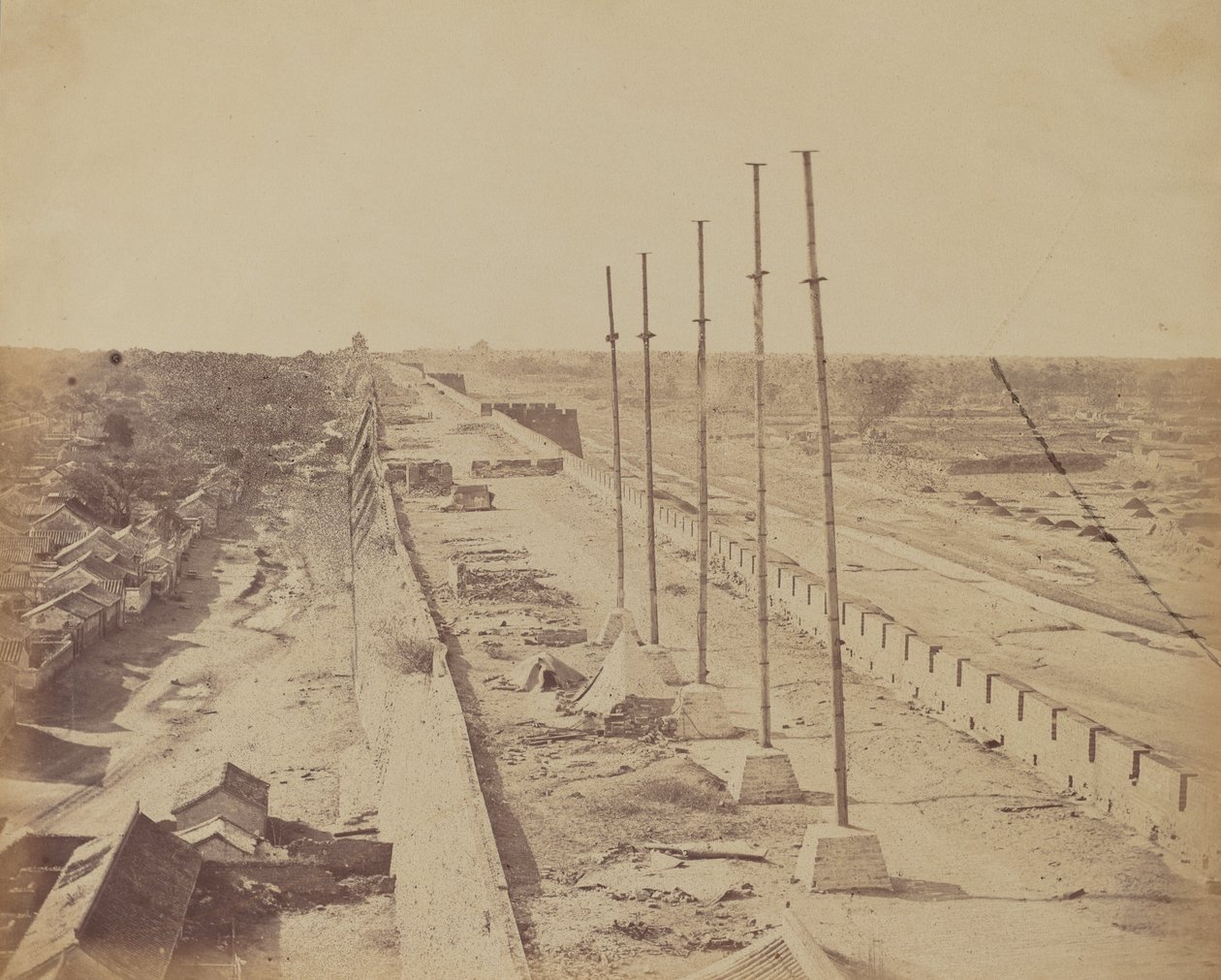 A fal teteje az Anting Gate-től, Pekin, angol és francia csapatok vették birtokba, 1860. október. alkotó: Felice Beato