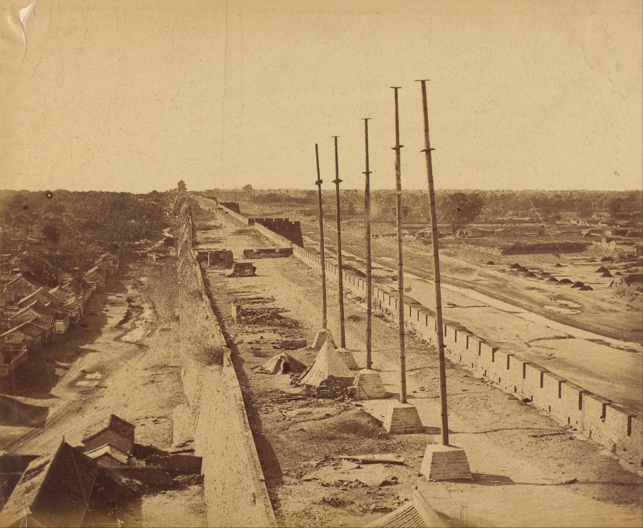 Az Antin Gate fal tetejét brit és francia csapatok vették birtokba, 1860. október 21. alkotó: Felice Beato