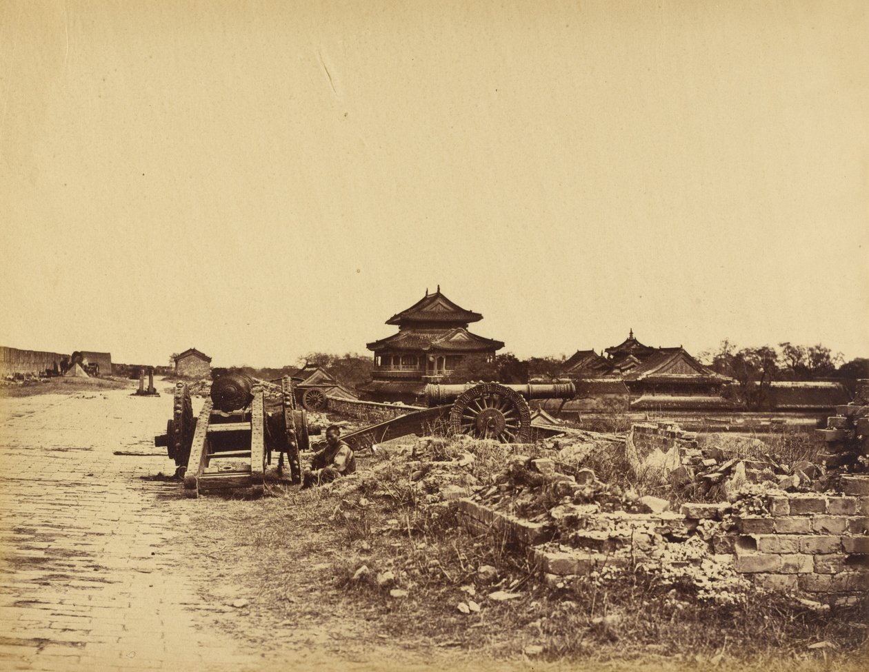 A pekingi fal tetején a kínai ágyúk, amelyek a mi ütegeink ellen irányulnak, 1860. október 14. alkotó: Felice Beato