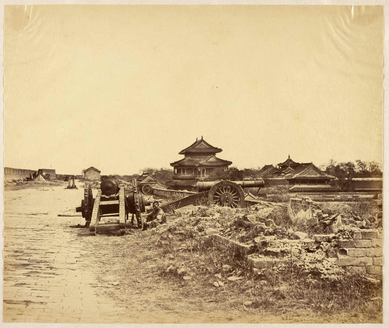 [Az 1860. október 14-én birtokba vett pekingi fal teteje, amely a kínai ágyúkat mutatja a mi ütegeink ellen irányítva] alkotó: Felice Beato