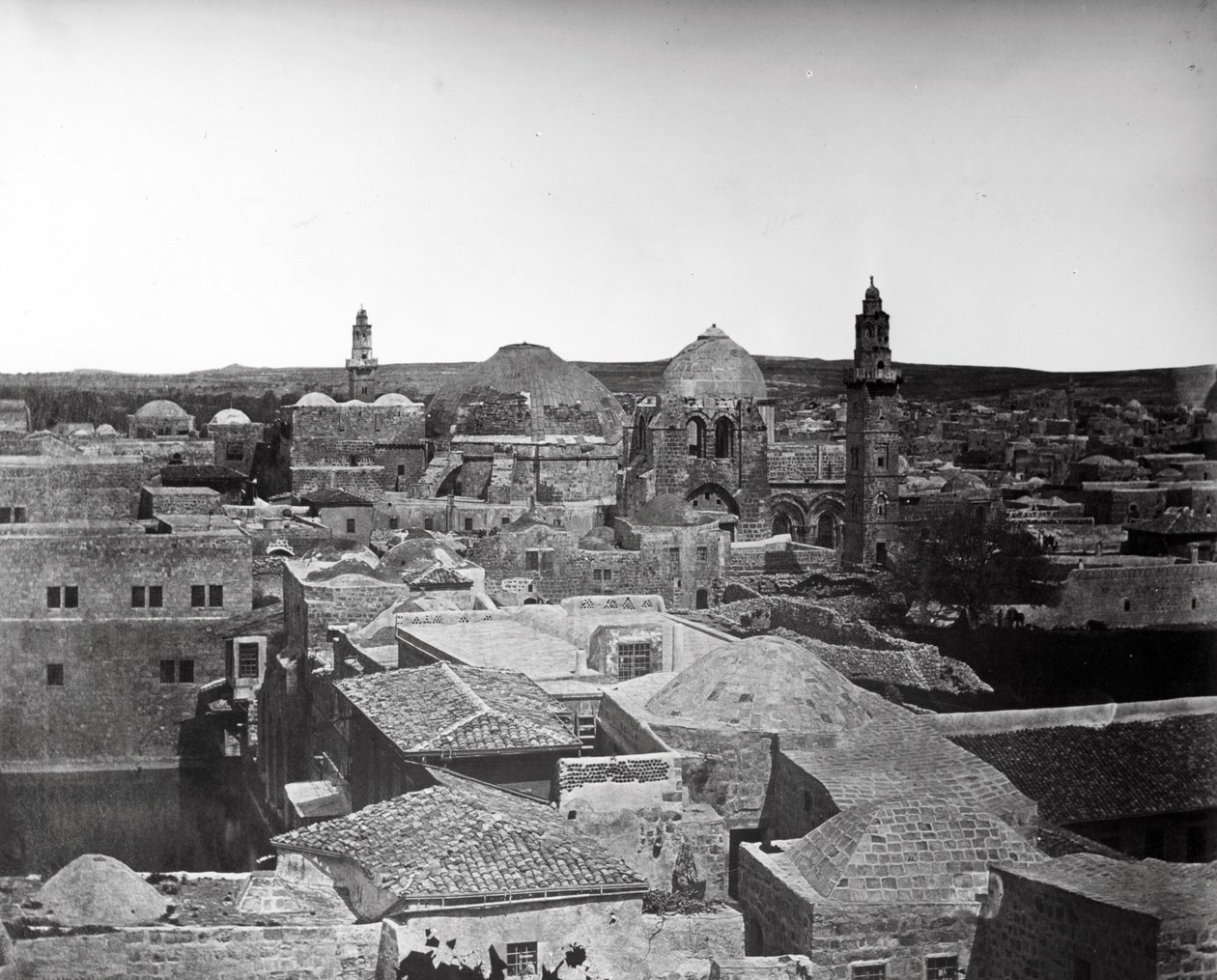 Kilátás a Szent Sír-templomra és Ezékiás medencéjére, Jeruzsálem, 1857 alkotó: Felice Beato