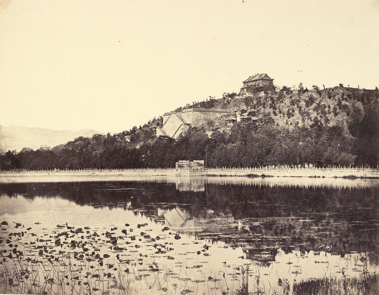 Kilátás a császári nyári palotára, Yuen-Ming-Yuen, az égés után, a tóból, Peking, 1860. október 18. alkotó: Felice Beato