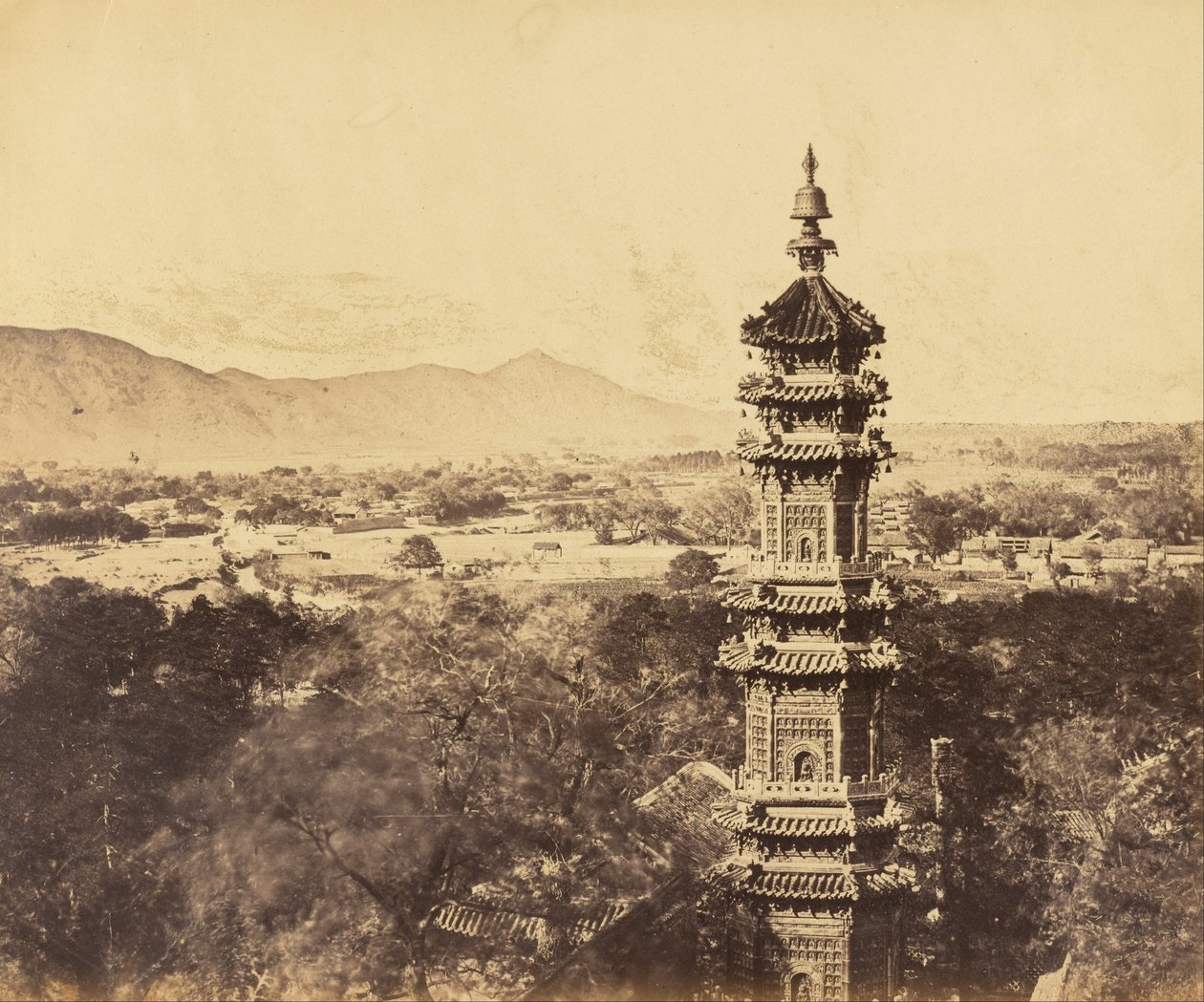 Kilátás a Nyári Palotára. Yuan Ming Yuan pagoda. Az égés előtt, Pekin, 1860. október 18 alkotó: Felice Beato
