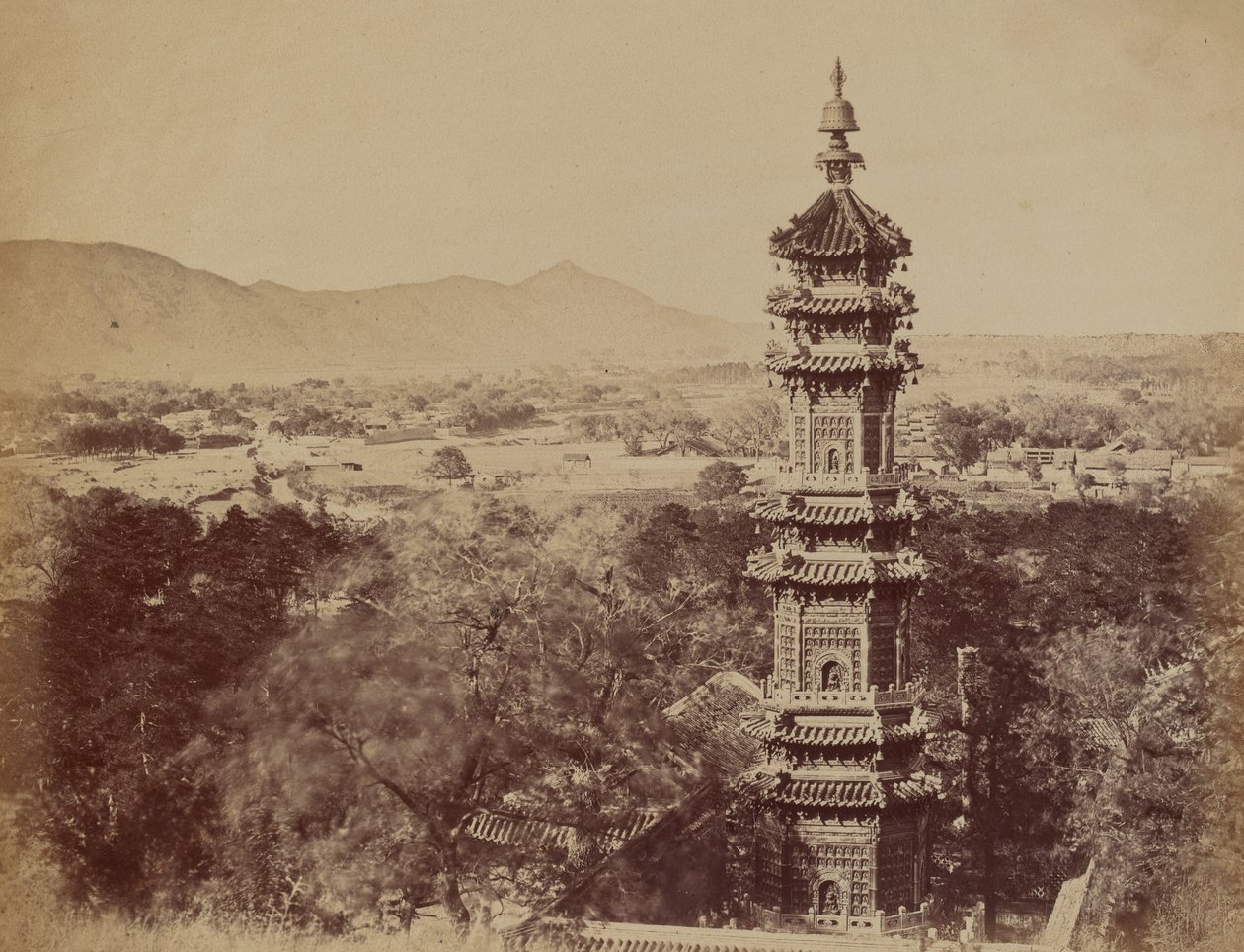 Kilátás a Nyári Palotára Yuen Min Yuen, Pekin, A pagoda bemutatása az égés előtt, 1860. október alkotó: Felice Beato