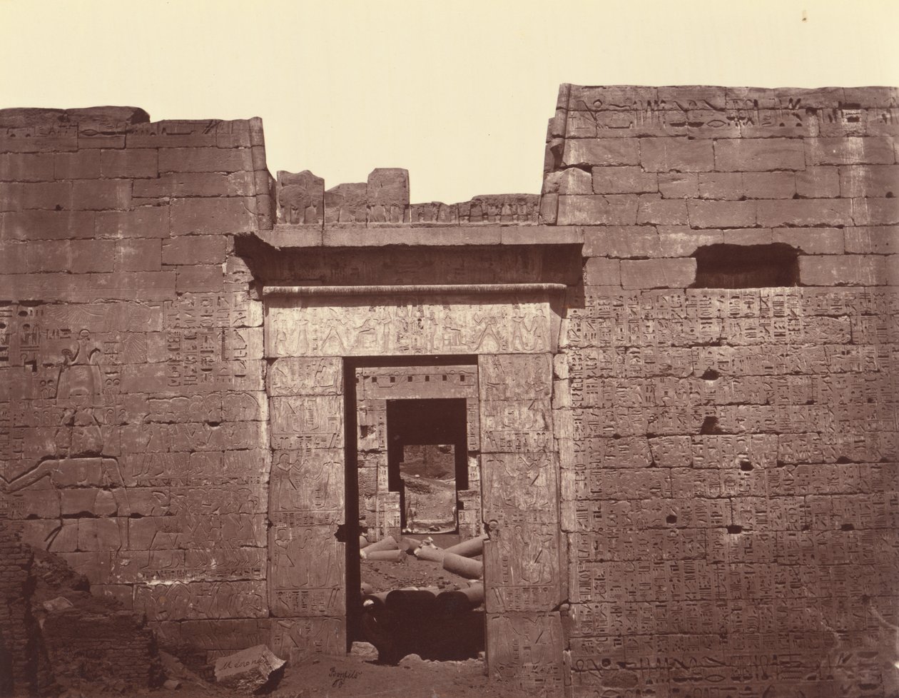 A medinet habui nagy templom második kapuja, Théba alkotó: Félix Bonfils