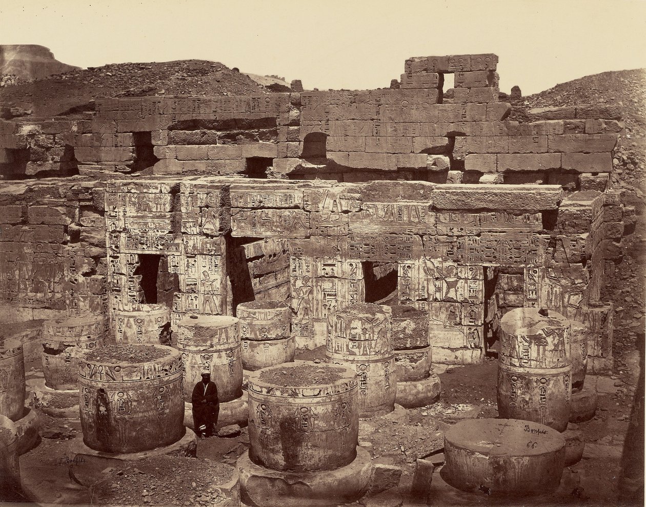 A Medinet Habu-i nagytemplom 3. udvara, avagy az oszlopok udvara. Théba alkotó: Félix Bonfils