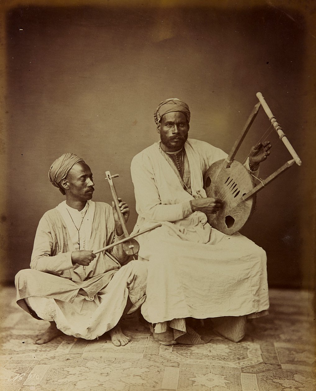 "Damas et Baalbek" album: Szír zenészpár fényképezett, miközben egy vonós hangszeren játszanak alkotó: Félix Bonfils