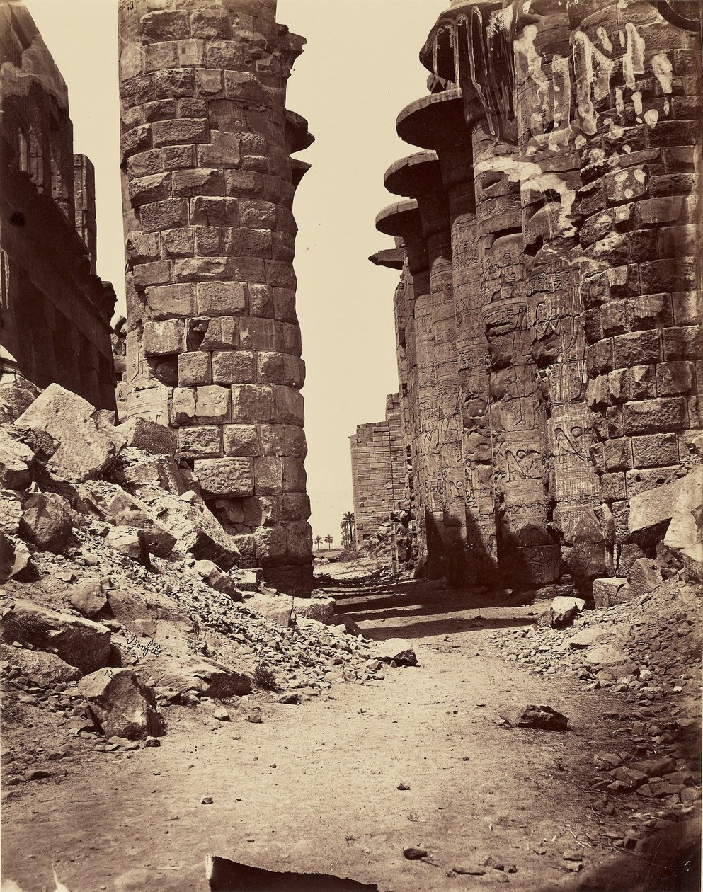 A hipostilterem központi folyosója, keleti irányból fényképezve (Karnak) – Thébai alkotó: Félix Bonfils