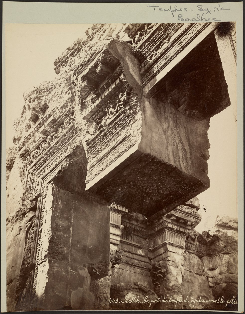 Baalbek, a Jupiter-templom kapuja az oszlop előtt alkotó: Félix Bonfils