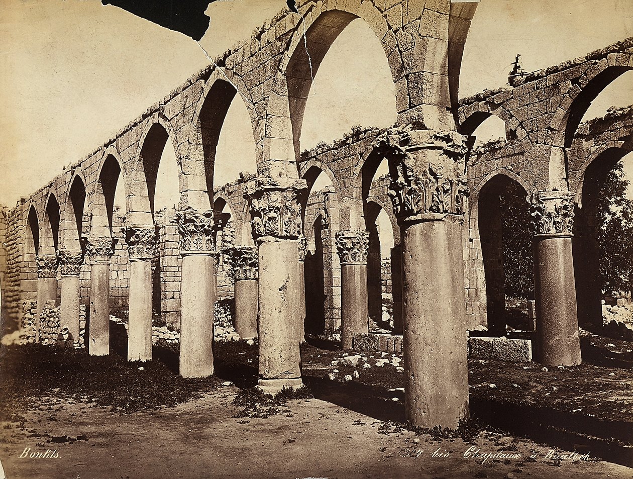 Oszlopok és boltívek Heliopolis vagy Baalbek régészeti övezetében, Libanonban alkotó: Félix Bonfils