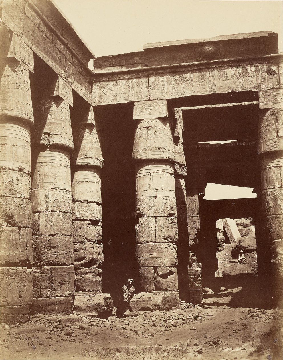 III. Ramszesz templomának első udvara Karnakban [Théba] alkotó: Félix Bonfils