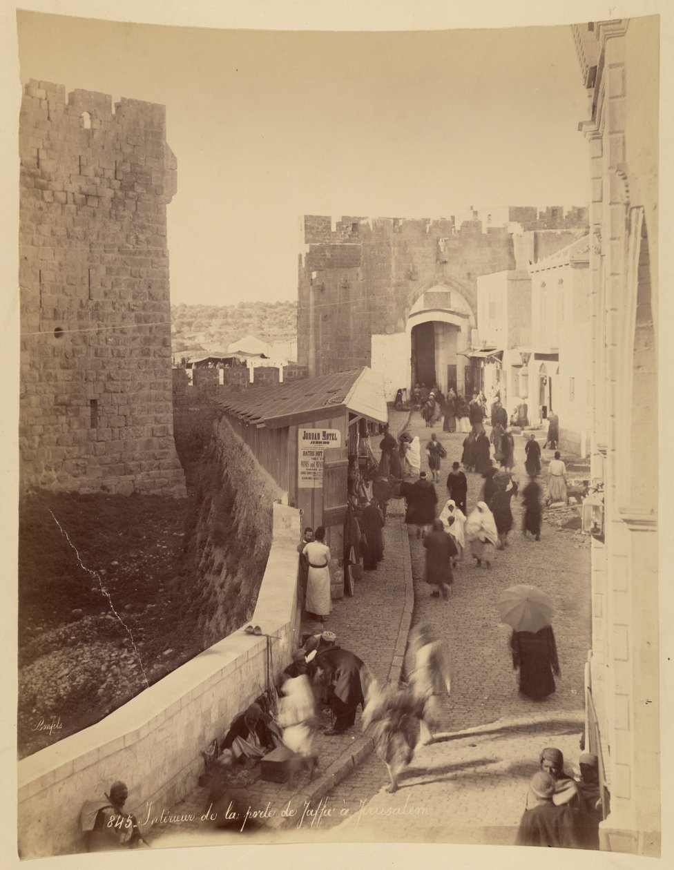 A jeruzsálemi Jaffa-kapu belseje alkotó: Félix Bonfils