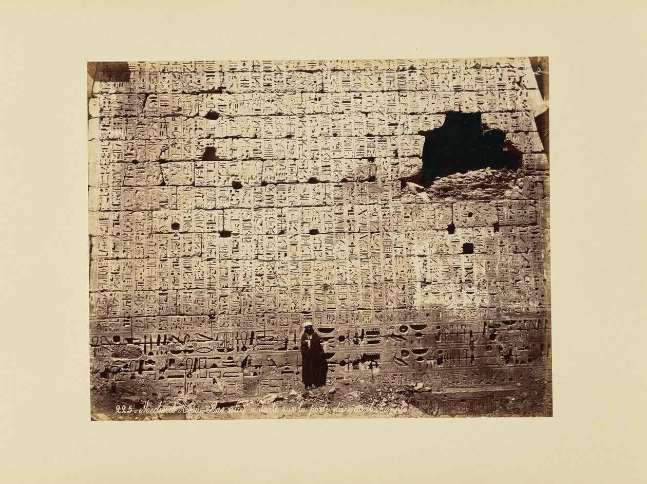 Medinet-Abou - Dombormű a Nagy Templom kapujának jobb oldalán alkotó: Félix Bonfils