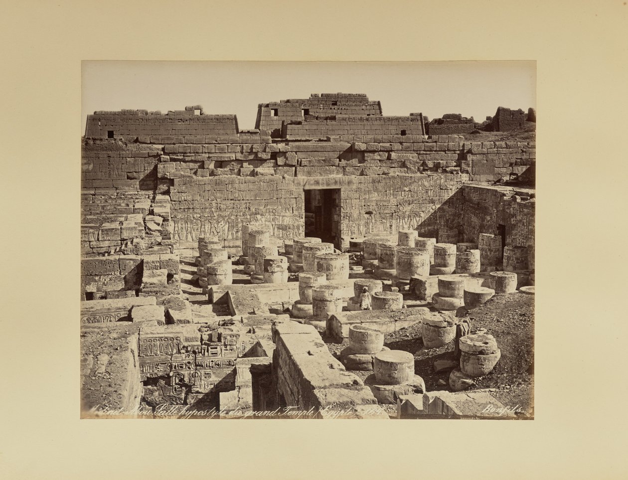 Medinet-Abou. A nagy templom oszlopcsarnoka (Egyiptom) alkotó: Félix Bonfils