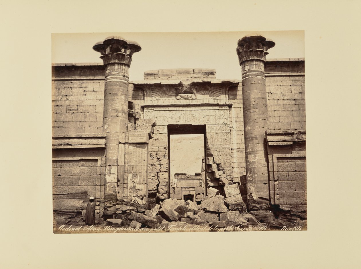 Medinet-Abou. Áttekintés a kis templomról, a kapu részlete (Egyiptom) alkotó: Félix Bonfils