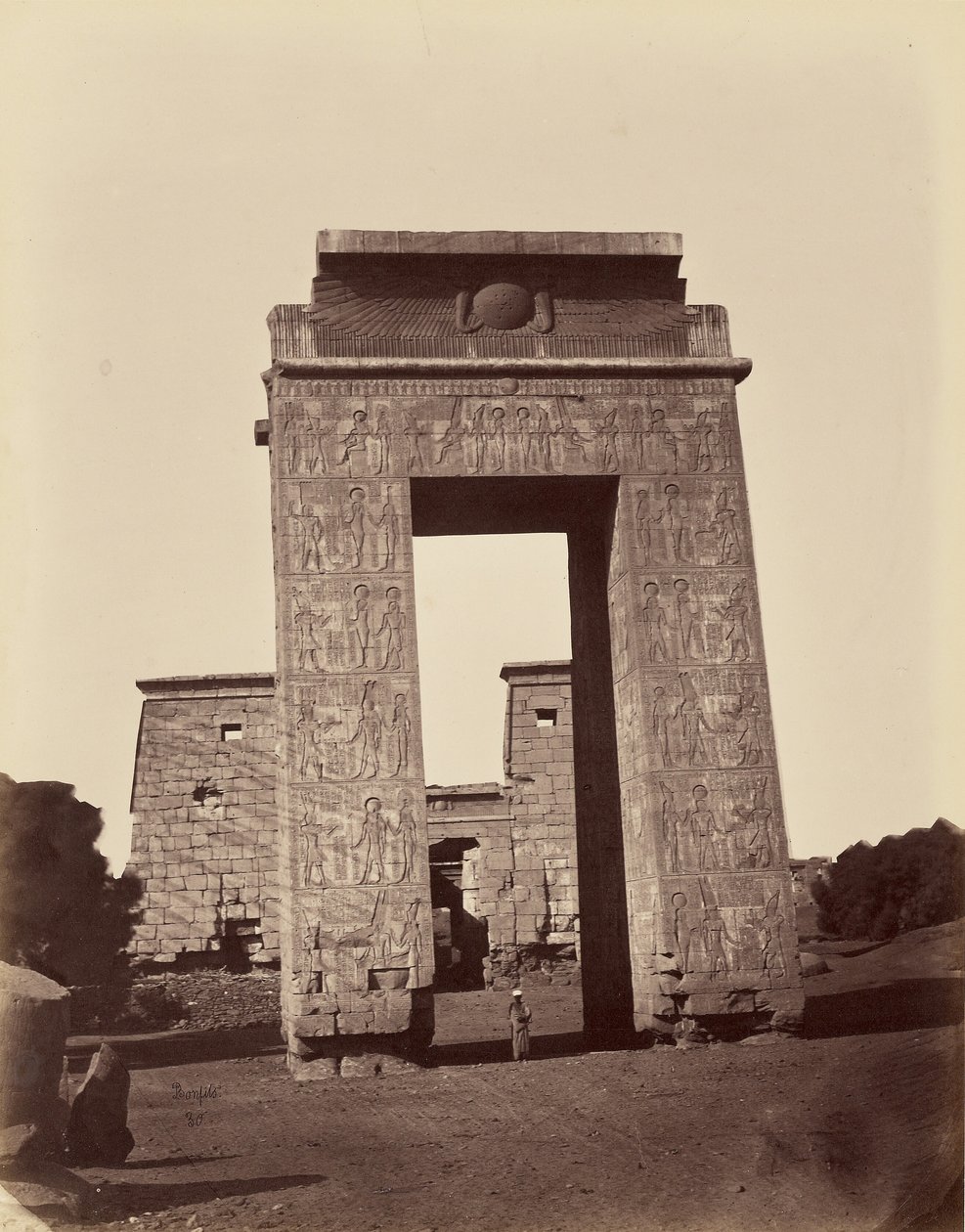 Ptolemaioszi pülón és a kis templom bejárati kapuja [Karnak, Théba] alkotó: Félix Bonfils