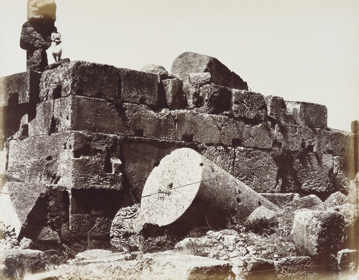 A Jupiter-templom oszlopainak romjai Heliopolis vagy Baalbek régészeti övezetében, ősi szíriai város, ma Libanon alkotó: Félix Bonfils