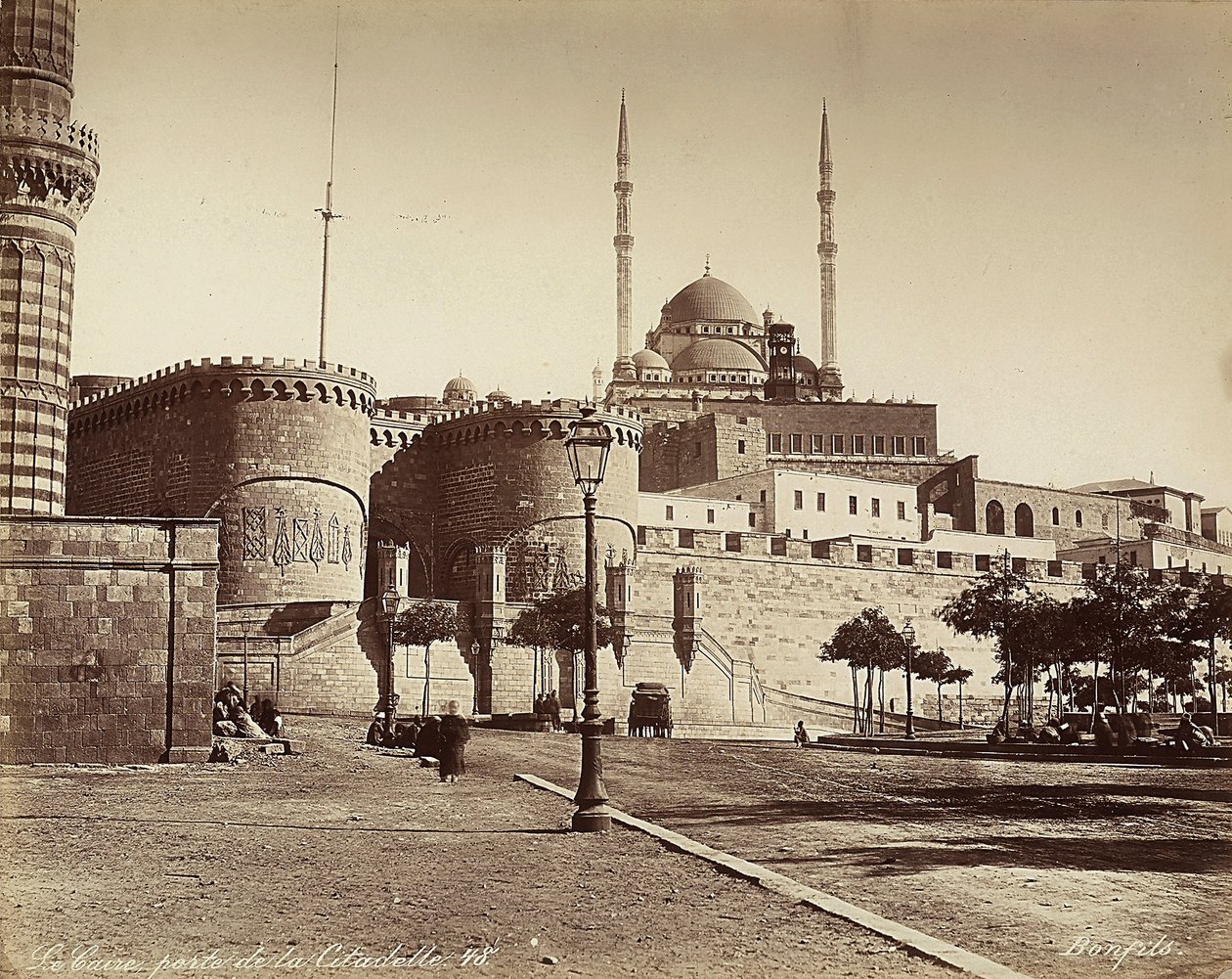 A Citadella Bab el-Azab kapuja, a háttérben Muhammad Ali mecsettel, Kairóban, Egyiptomban alkotó: Félix Bonfils
