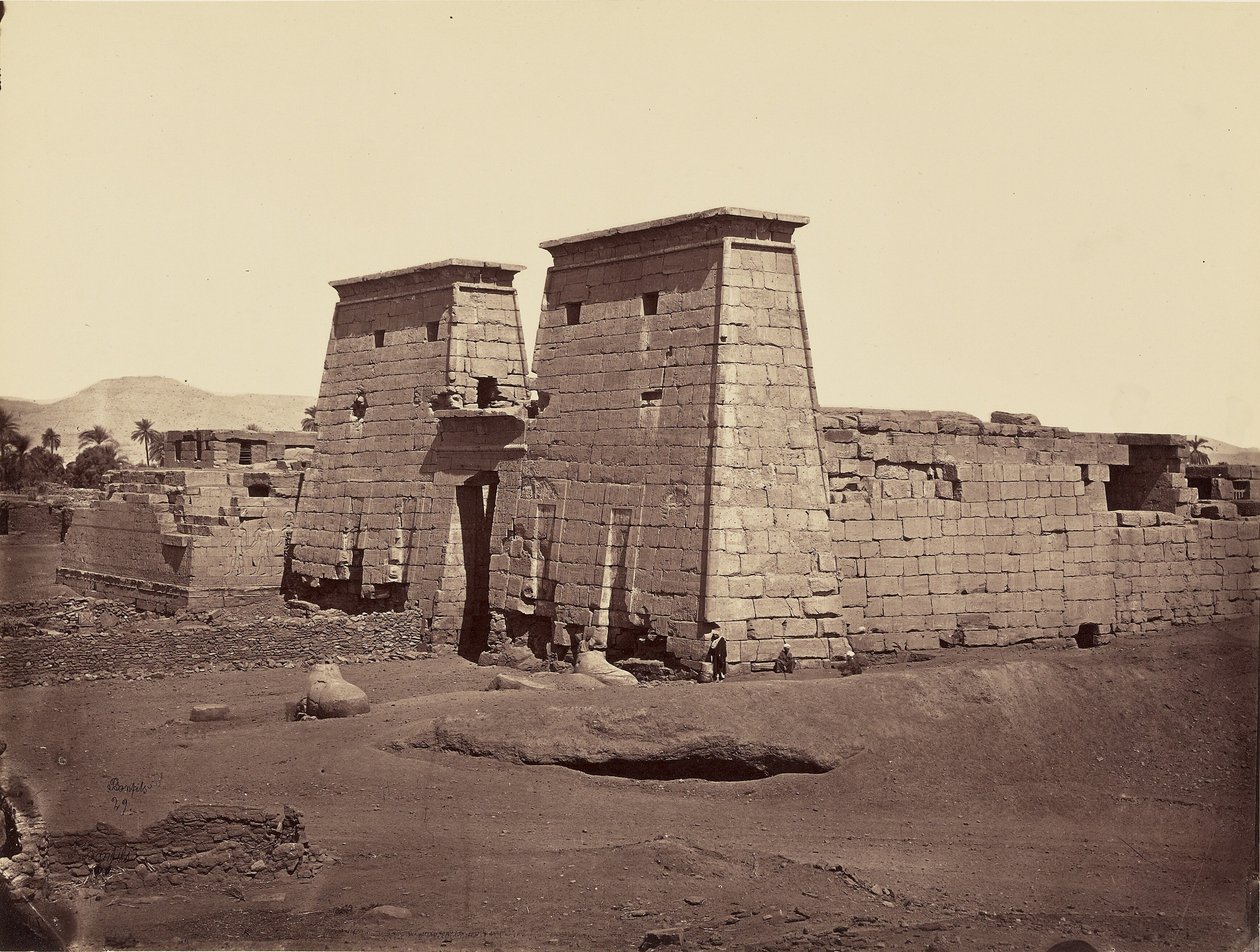III. Ramszesz templomának általános látképe, Karnak, Théba alkotó: Félix Bonfils