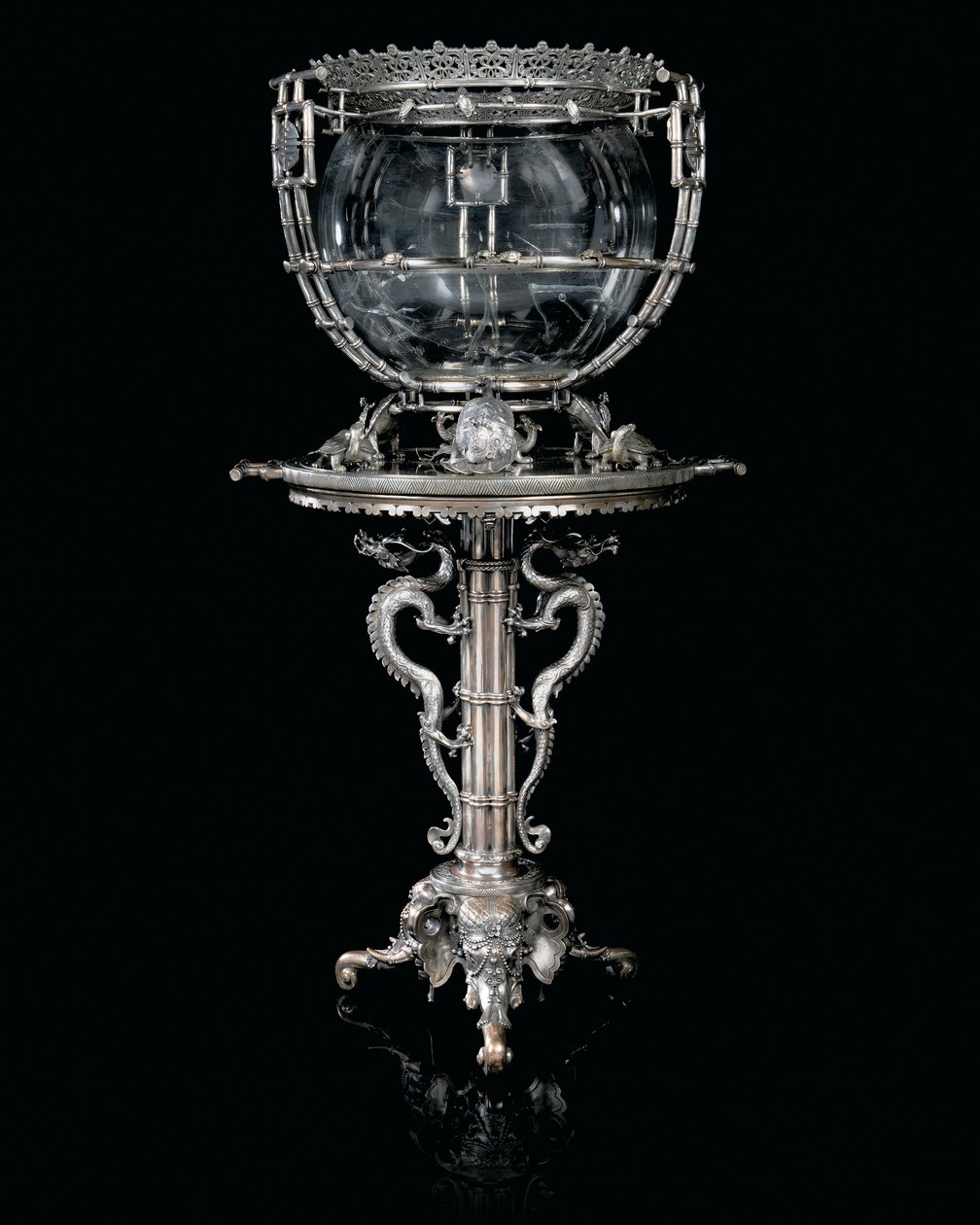 Egy francia „Japonisme” ezüstözött bronz akvárium és talapzat, Ferdinand Barbedienne, Édouard Lièvre terve, 1880 körül (ezüstös bronz) alkotó: Ferdinand Barbedienne