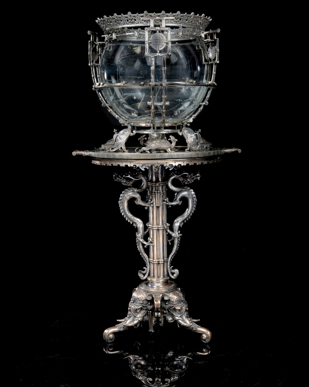 Egy francia „Japonisme” ezüstözött bronz akvárium és talapzat, Ferdinand Barbedienne, Édouard Lièvre terve, 1880 körül (ezüstös bronz) alkotó: Ferdinand Barbedienne