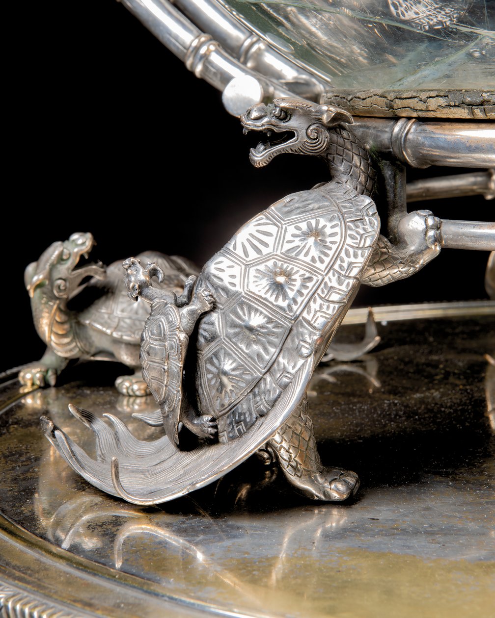 Egy francia „Japonisme” ezüstözött bronz akvárium és talapzat, Ferdinand Barbedienne, Édouard Lièvre terve, 1880 körül (ezüstös bronz) alkotó: Ferdinand Barbedienne