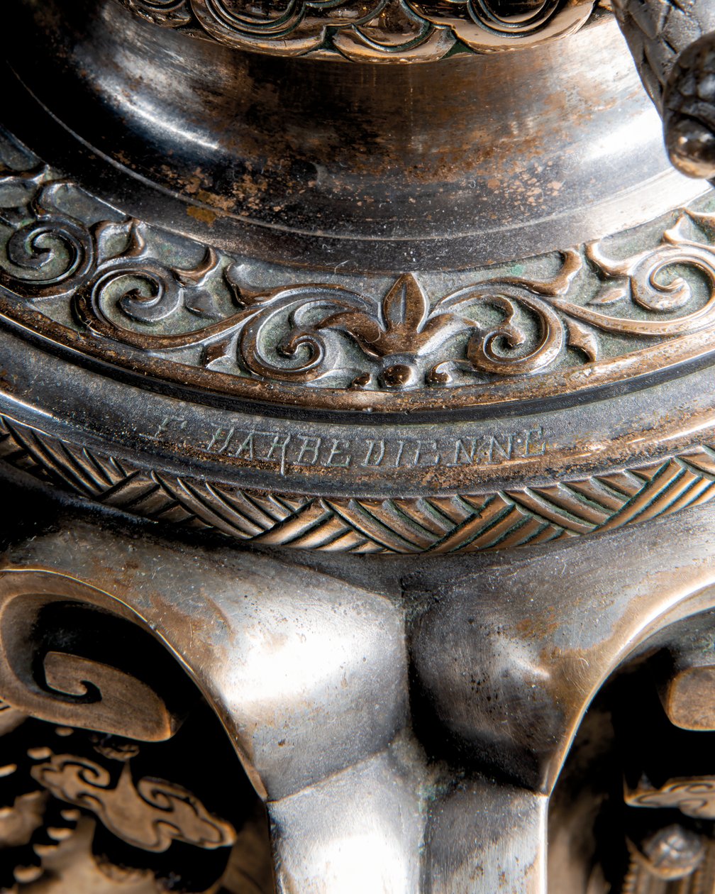 Egy francia „Japonisme” ezüstözött bronz akvárium és talapzat, Ferdinand Barbedienne, Édouard Lièvre terve, 1880 körül (ezüstös bronz) alkotó: Ferdinand Barbedienne