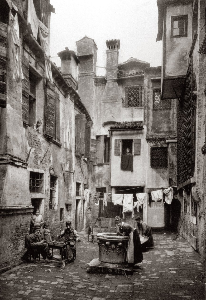 Egy épületekkel körülvett udvar Velencében, 1880 körül alkotó: Ferdinando Ongania