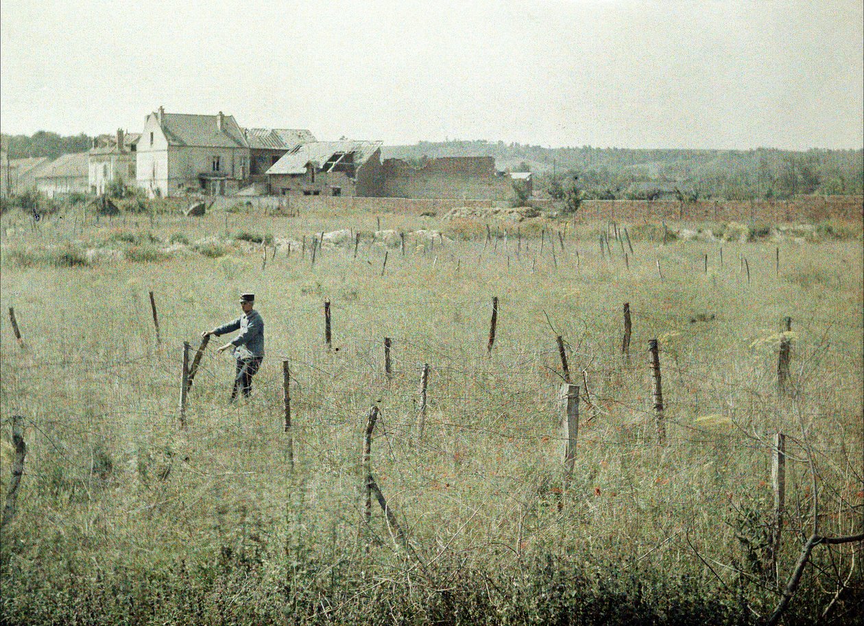Egy francia tiszt megvizsgálja a szögesdrótot a francia állások körül, Soissons, Aisne, Franciaország, 1917 (autokróm) alkotó: Fernand Cuville