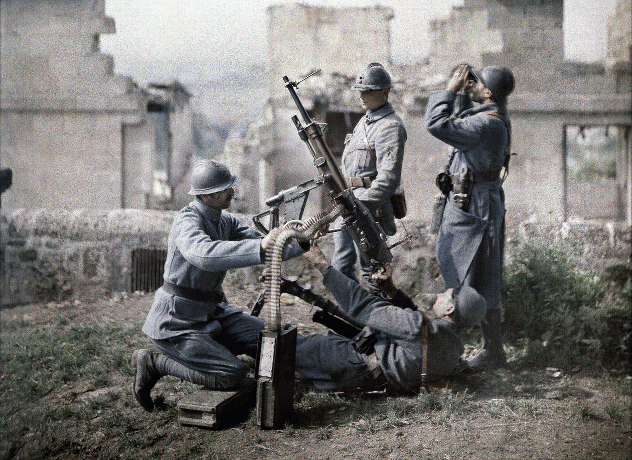 Egy francia géppuskás szakasz foglalt helyet a romokban az aisne-i csata során (Franciaország, 1917) (autokróm) alkotó: Fernand Cuville