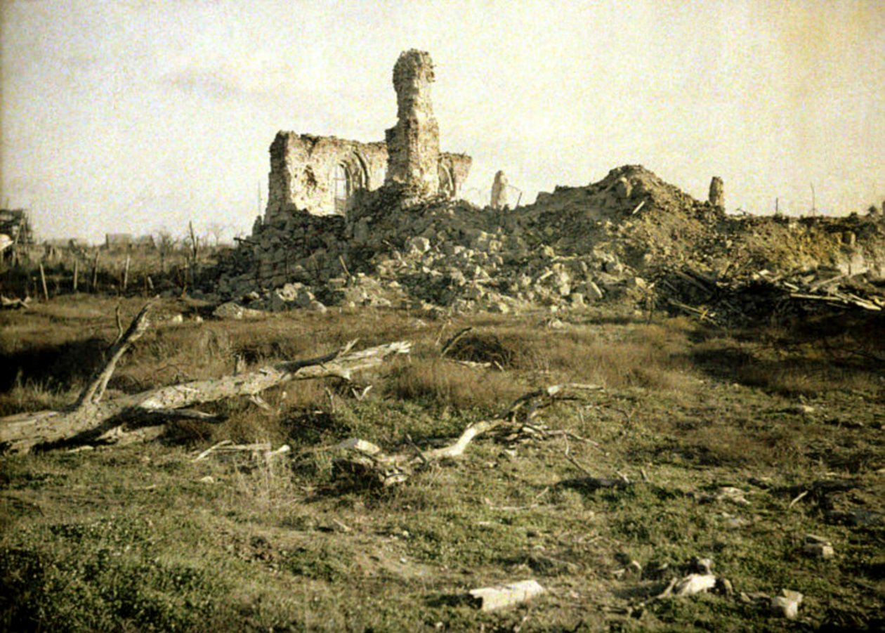 A háború alatt megsérült templom, Chaulnes, Somme, Franciaország, 1917 (autokróm) alkotó: Fernand Cuville