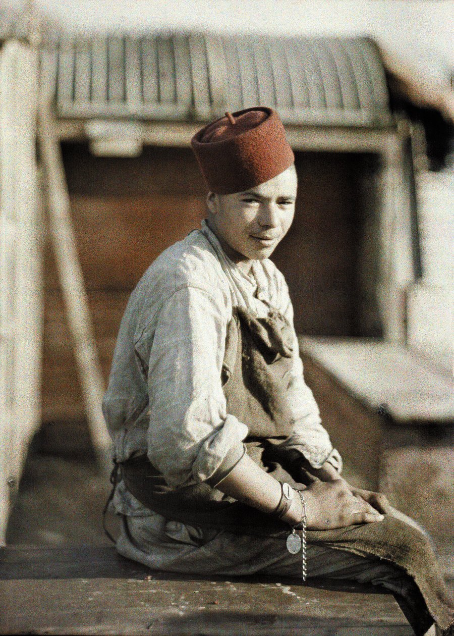 Algériai munkás a németek visszavonulása után, Noyon, Oise, Franciaország, 1917 (autokróm) alkotó: Fernand Cuville