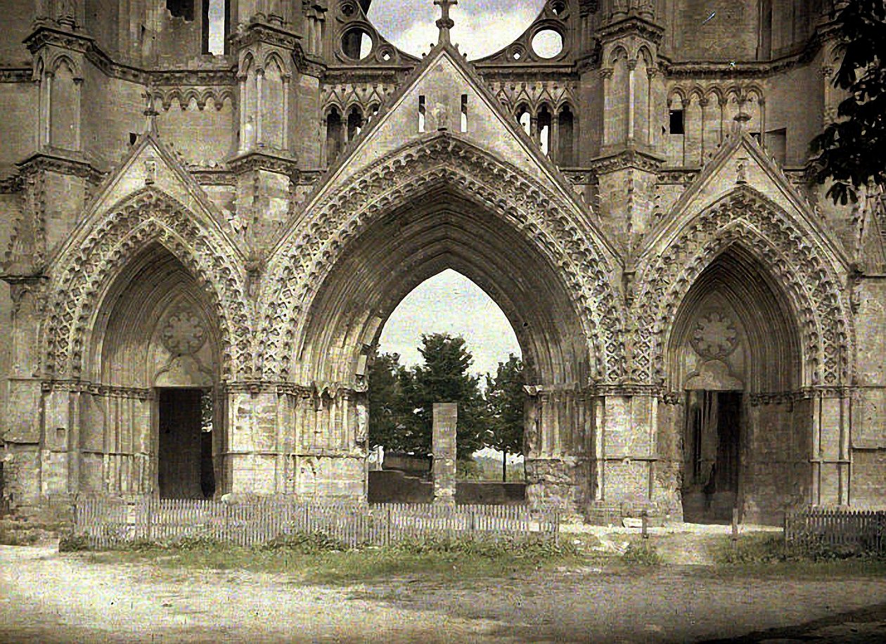 Bombasérülés a Cathedrale Saint-Gervais-et-Saint-Protaisban, Soissons, Aisne, Franciaország, 1917 (autokróm) alkotó: Fernand Cuville