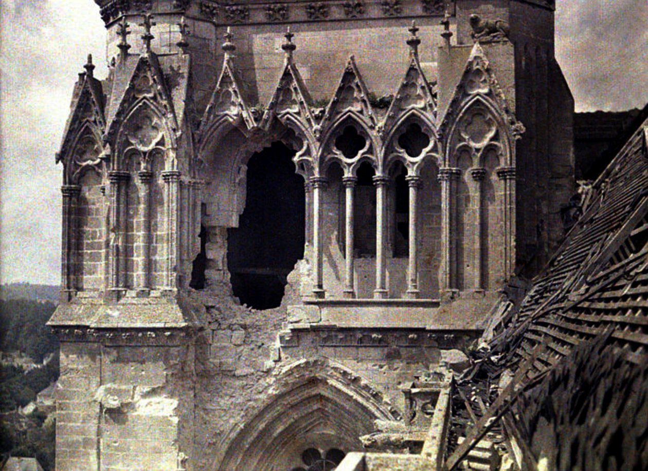Bombakárok a Saint-Gervais és Saint-Protais katedrálisban, Soissons, Aisne, Franciaország, 1917 (autokróm) alkotó: Fernand Cuville