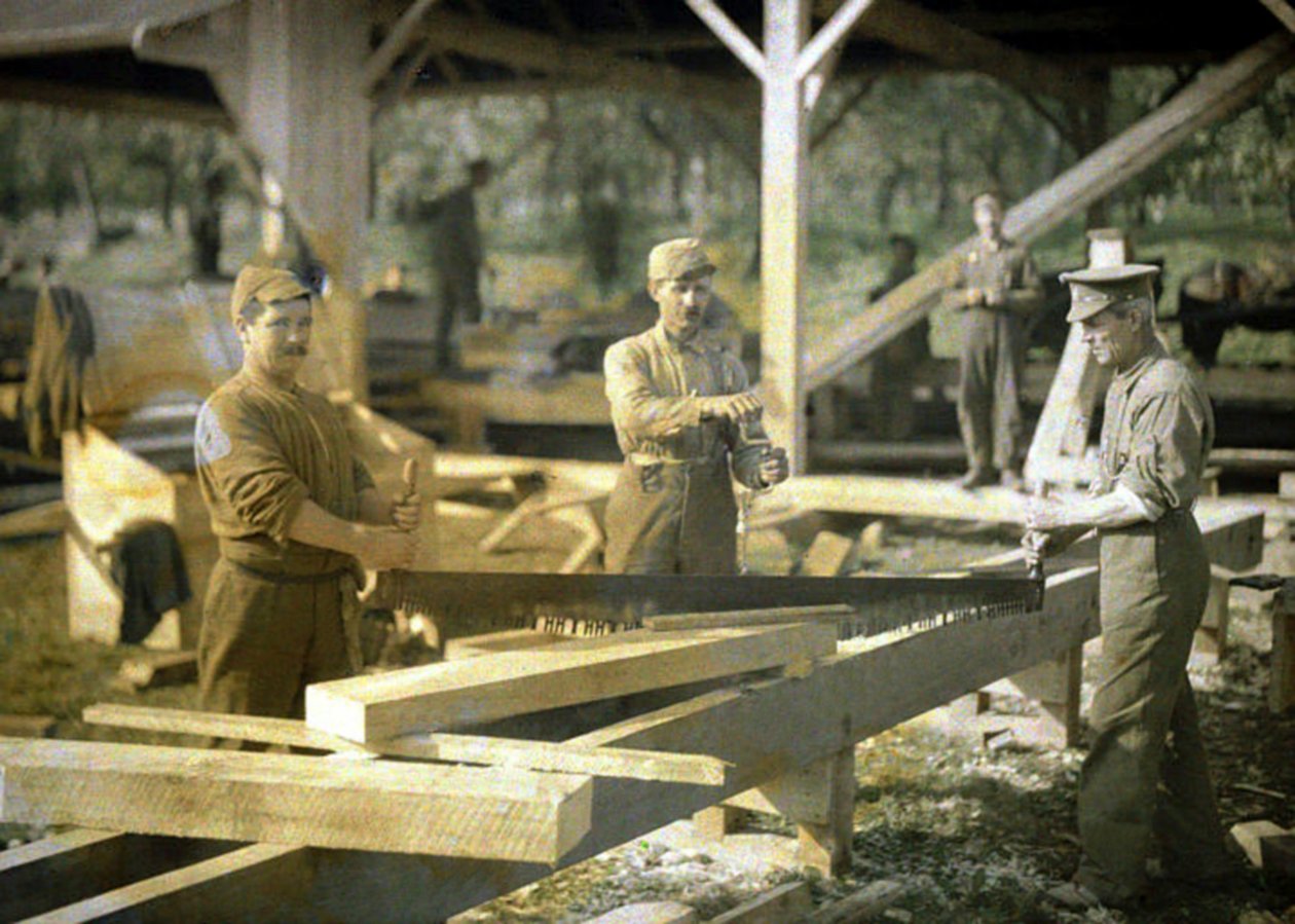 Fűrészüzemben dolgozó kanadai katonák, Quesmy, Oise, Franciaország, 1917 (autokróm) alkotó: Fernand Cuville