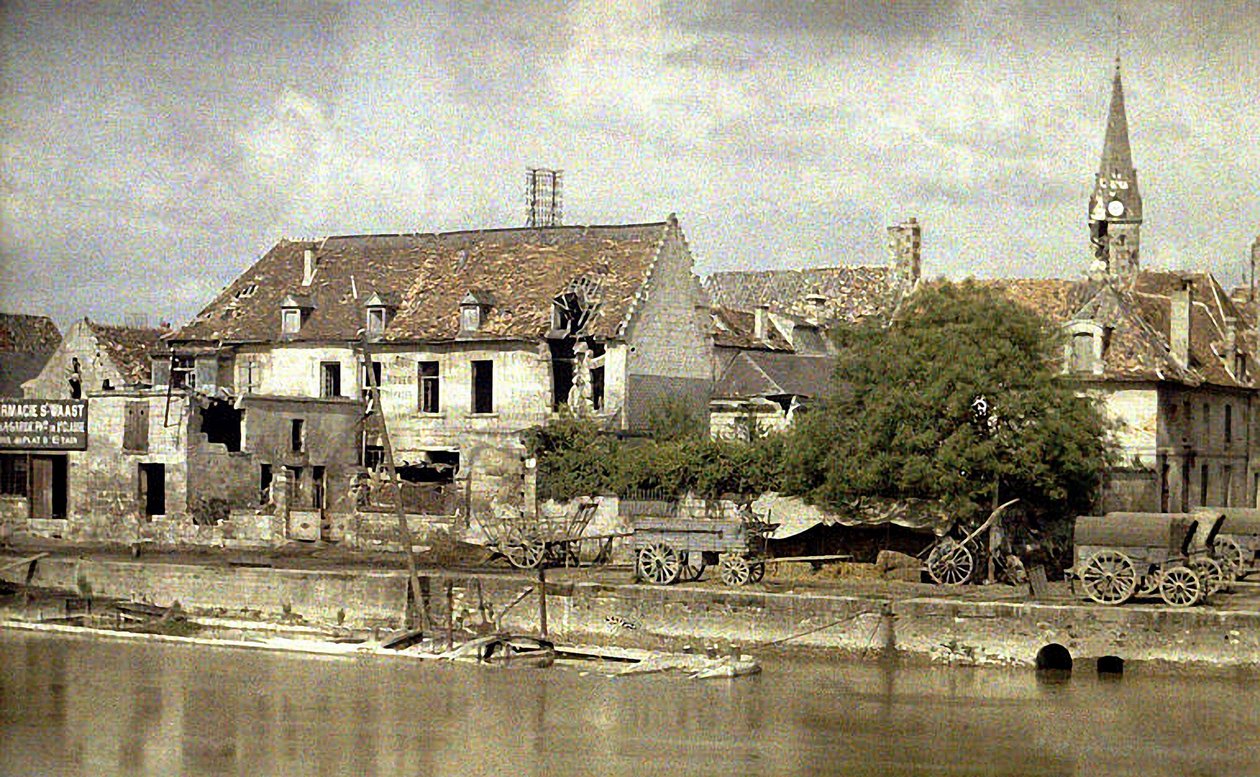 Szekerek az Aisne partján, a háttérben Saint-Waast templom, Soissons, 1917 (autokróm) alkotó: Fernand Cuville