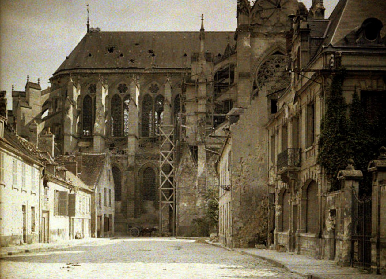 A háború alatt súlyosan megrongálódott, 1180-ban épült Saint-Gervaise-et-Saint-Protais katedrális, Soissons, Aisne, Franciaország, 1917 (autokróm) alkotó: Fernand Cuville