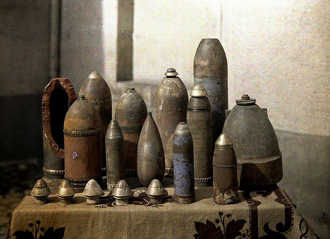 Fel nem robbant német lövedékek gyűjteménye, Reims, Marne, Franciaország, 1917 (autokróm) alkotó: Fernand Cuville
