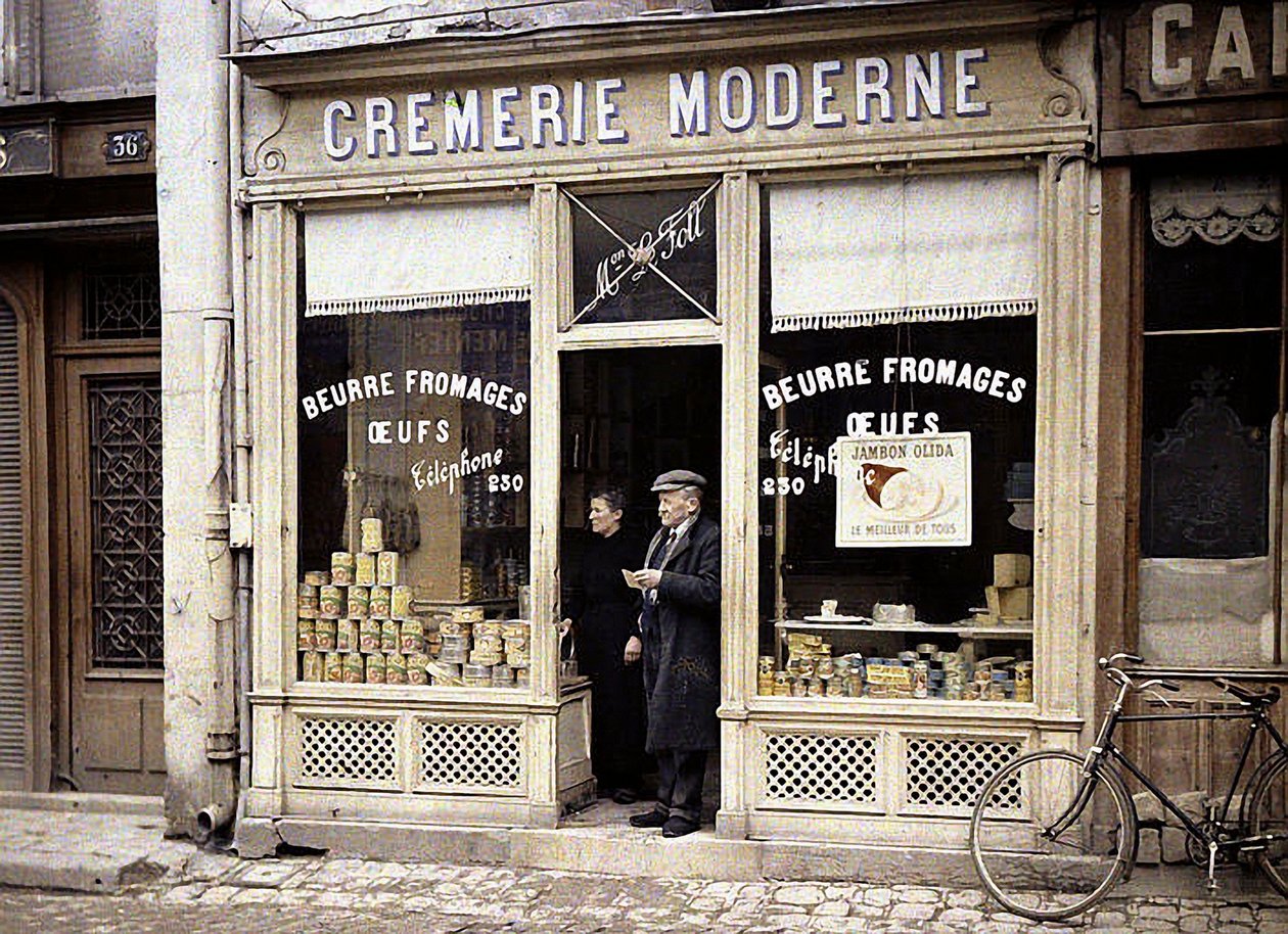 Pár a Le Foll tejüzem küszöbén, Reims, Marne, Franciaország, 1917 (autokróm) alkotó: Fernand Cuville