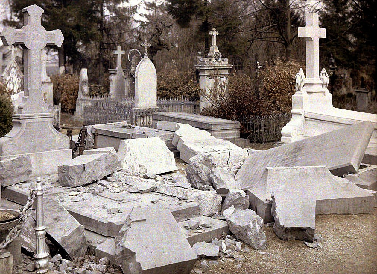 Sérült sírok az északi temetőben, Reims, Marne, Franciaország, 1917 (autokróm) alkotó: Fernand Cuville