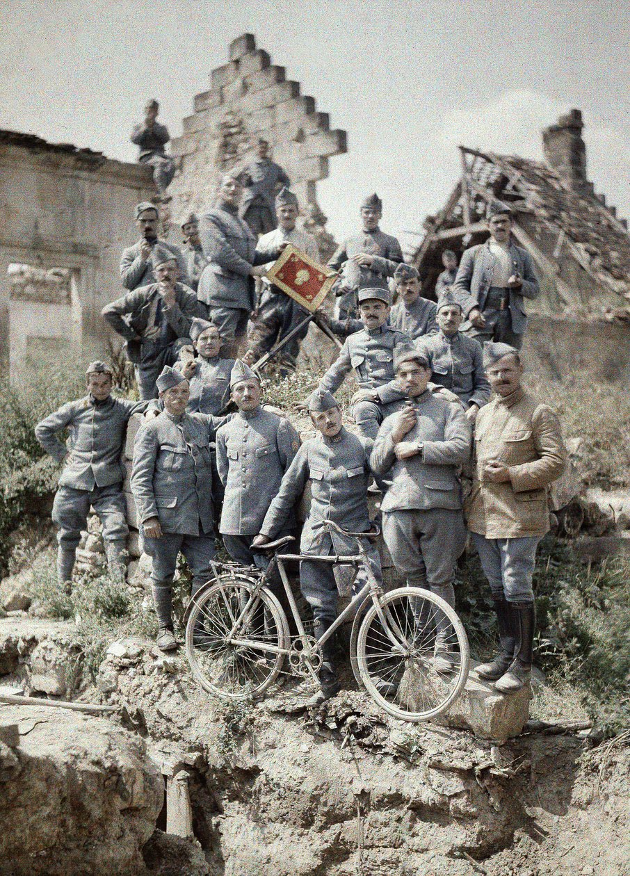 A 370. gyalogezred francia tisztjei a romokban pózolódtak a német csapatok támadása után a Reims melletti Chemin des Damesben az I. világháborúban, Aisne, Franciaország, 1917 (autokróm) alkotó: Fernand Cuville