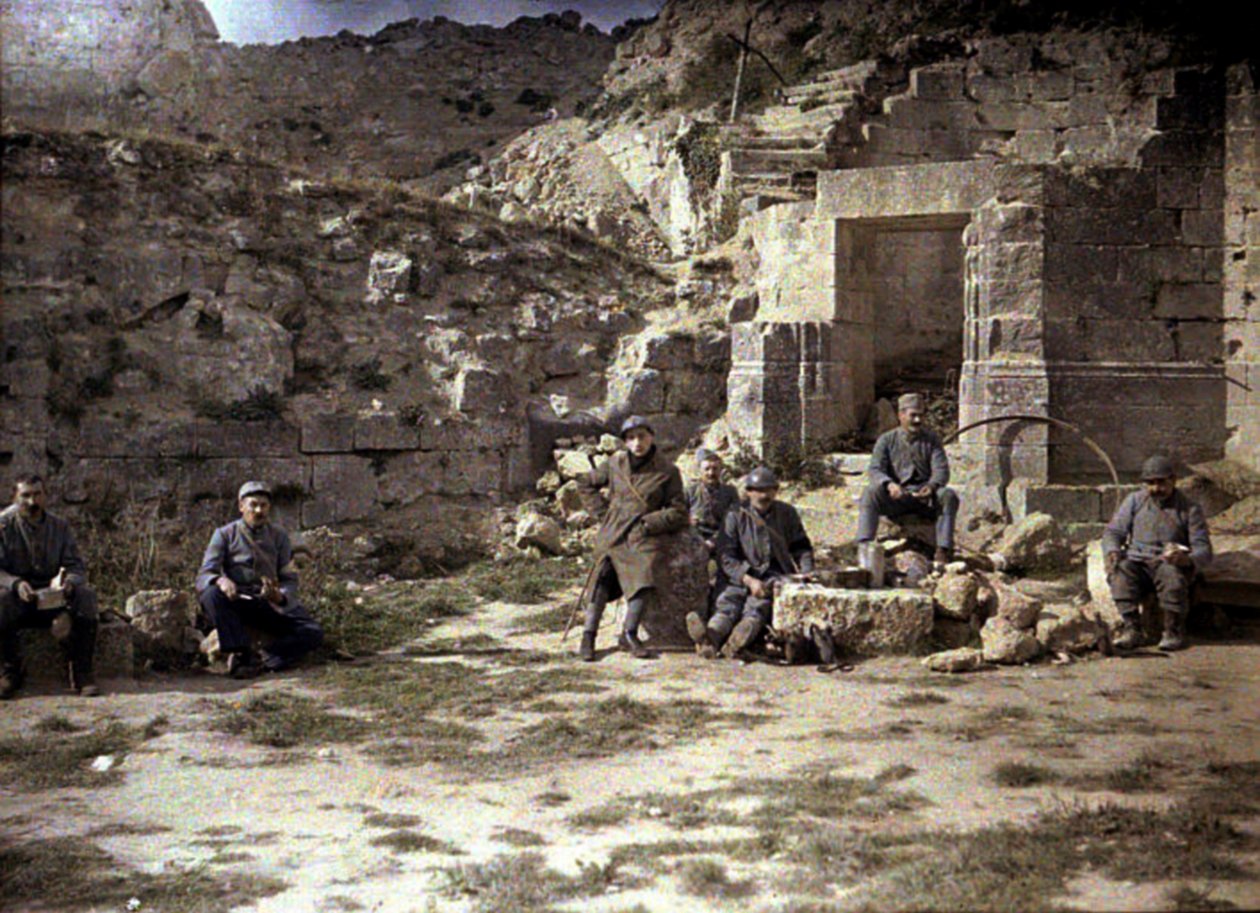 Francia katonák ebédelnek, Coucy-le-Chateau-Auffrique, Aisne, Franciaország, 1917 (autokróm) alkotó: Fernand Cuville