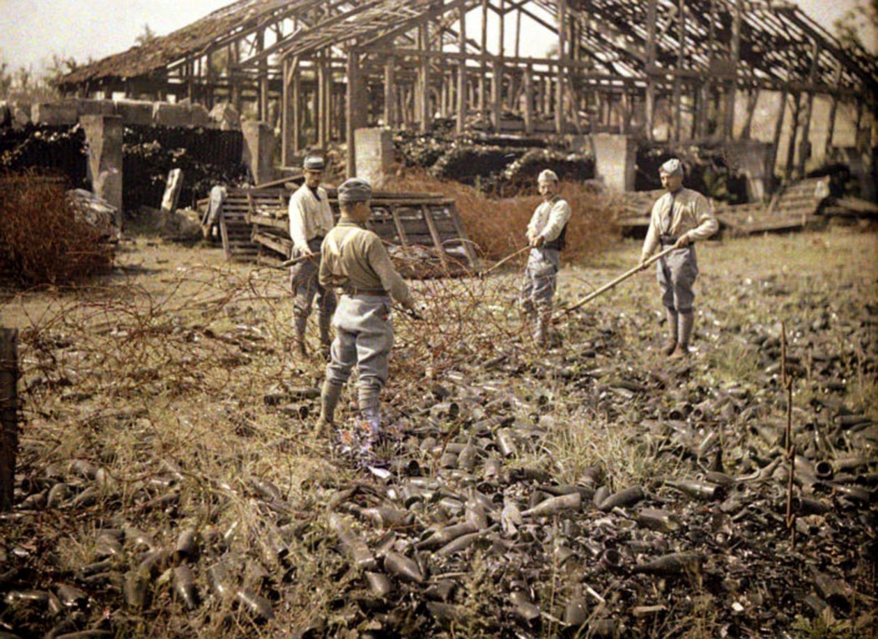 Francia katonák szögesdrótot szerelnek fel a palacktároló épület közelében, egy erősen megrongálódott üveggyárban, Verrerie Saint-Grobain de Vauxrot, Cuffies, Aisne, Franciaország, 1917 (autokróm) alkotó: Fernand Cuville
