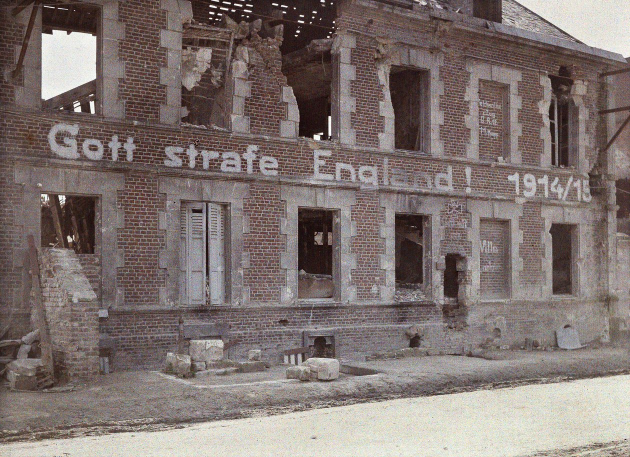 Német hadsereg szlogenje egy megrongálódott téglaépület falán: Isten büntetje meg Angliát! 191415, Bucy-le-Long, Aisne, Franciaország, 1917 (autokróm) alkotó: Fernand Cuville