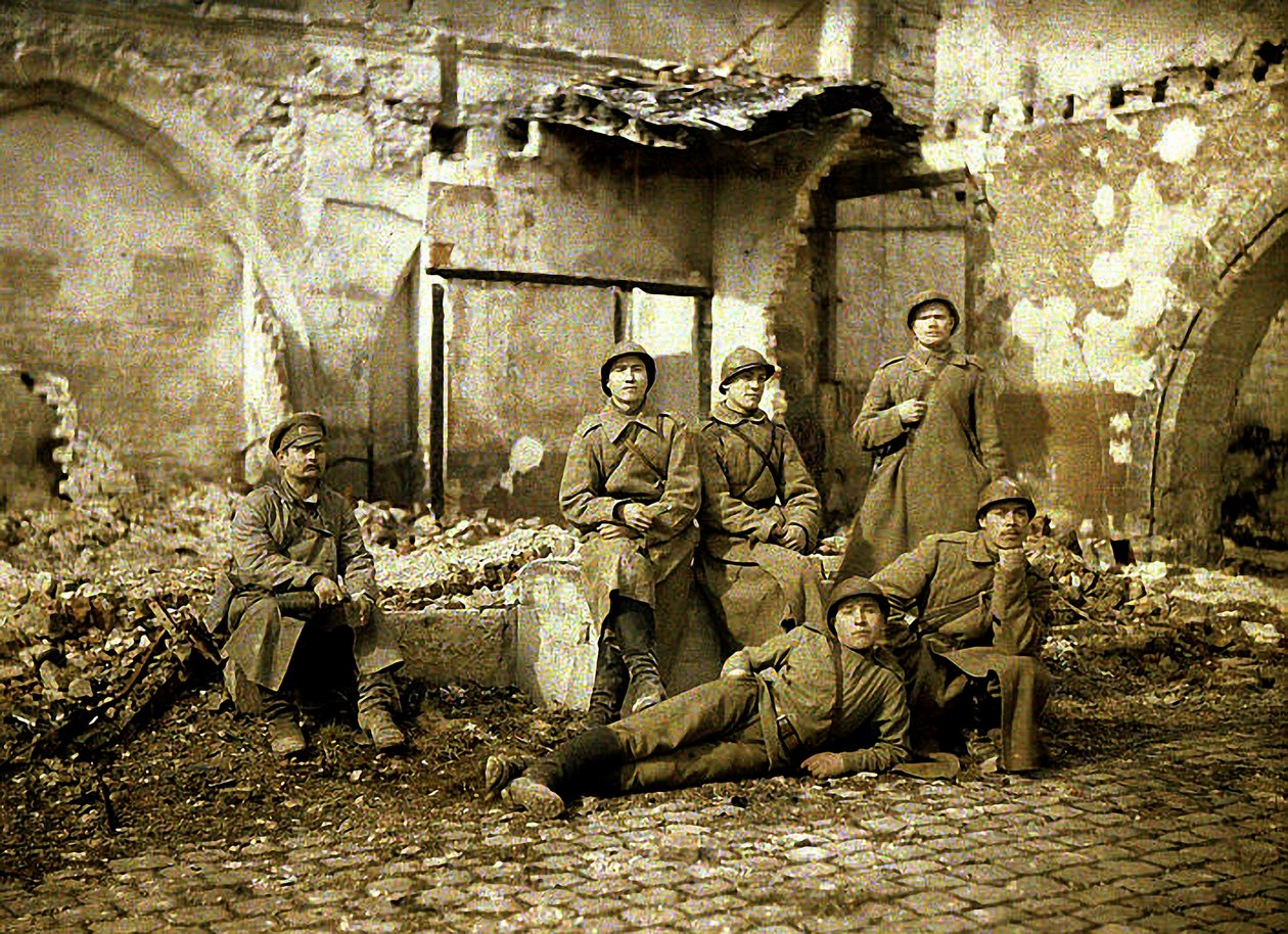 Orosz katonák csoportja a romokban, Reims, Marne, Franciaország, 1917 (autokróm) alkotó: Fernand Cuville