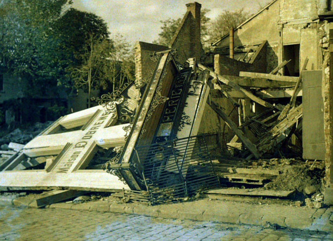 Maison Dobreme – a Boucherie Dobreme épületének romjai, Roye, Somme, Franciaország, 1917. március 17. (autokróm) alkotó: Fernand Cuville