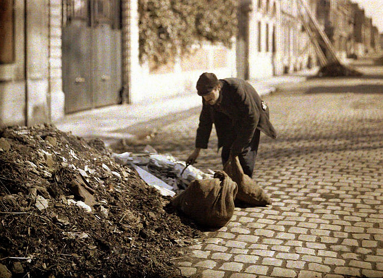 Rongyszedő, aki használható tárgyakat keres egy halomból, Reims, Marne, Franciaország, 1917 (autokróm) alkotó: Fernand Cuville